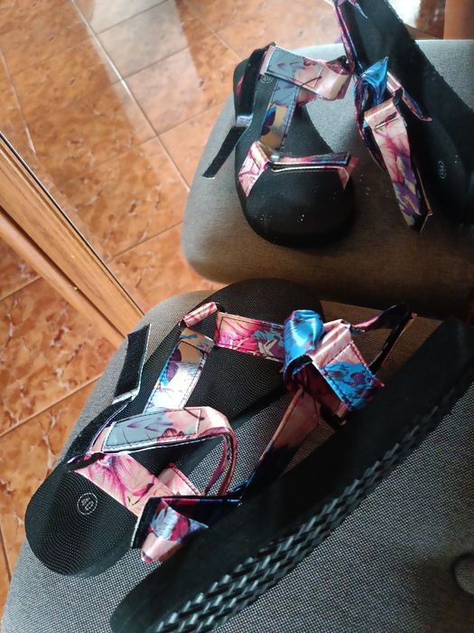 Nowe kolorowe sandały na grubej podeszwie