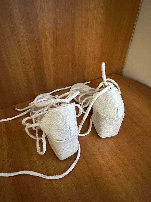 Жіночі сандалі на зав'язках 37 розмір