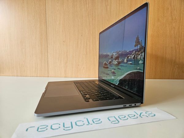 Apple Macbook Pro A2141 i9 64GB RAM DDR4 1TB SSD Bateria Excelente