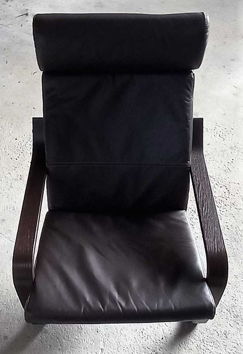 Poltrona oscilante, e apoio de pernas em pele genuína.