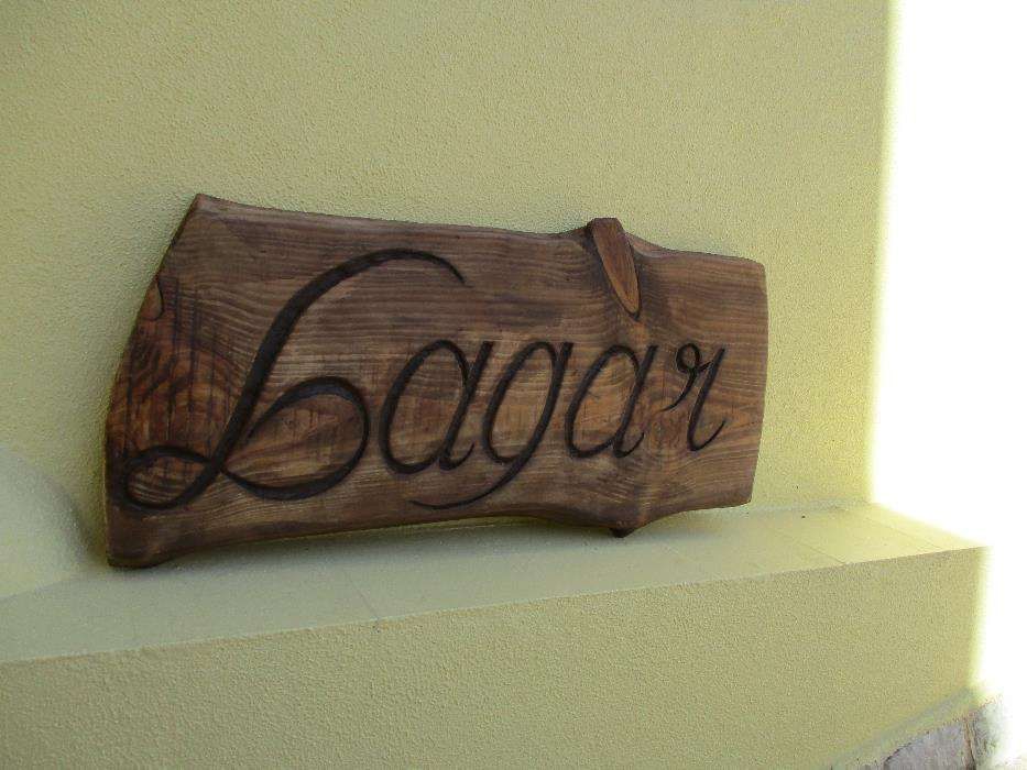 Executa-se talha em placas de madeira