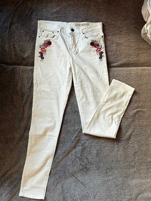 Białe spodnie ze zdobieniami ESMARA skinny fit medium waist