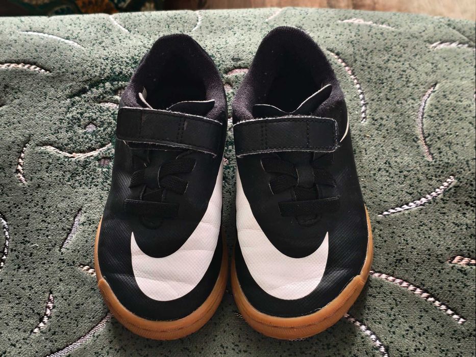 Футзалки Nike  (оригинал) фирменные размер- 28 стелька-17см