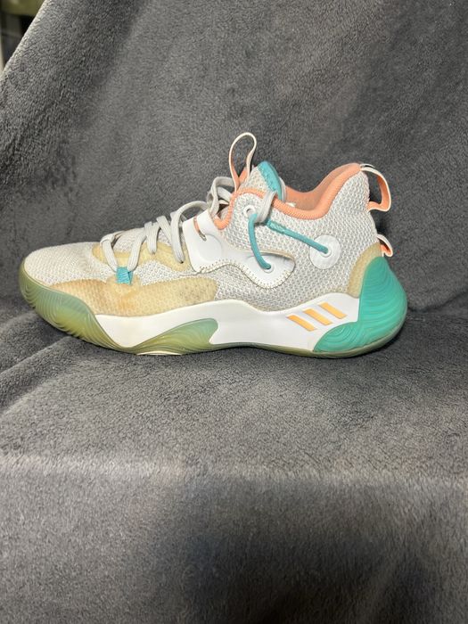 Баскетбольні кросівки адідас