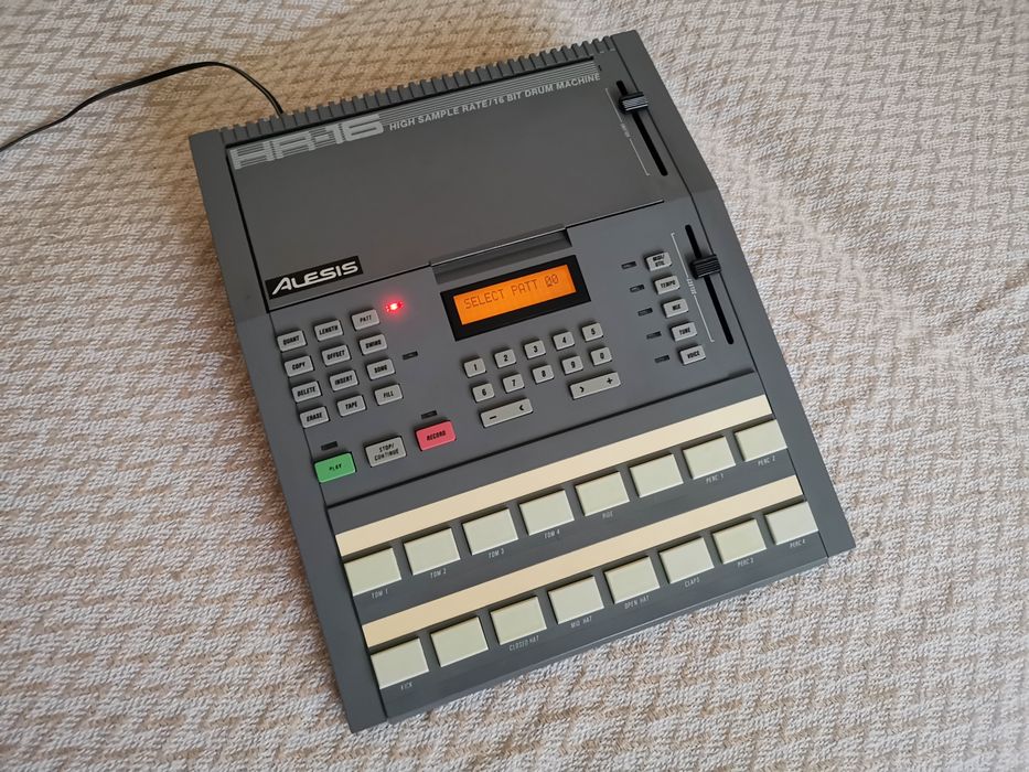 Alesis HR-16 ритм-машинка, драм-машинка