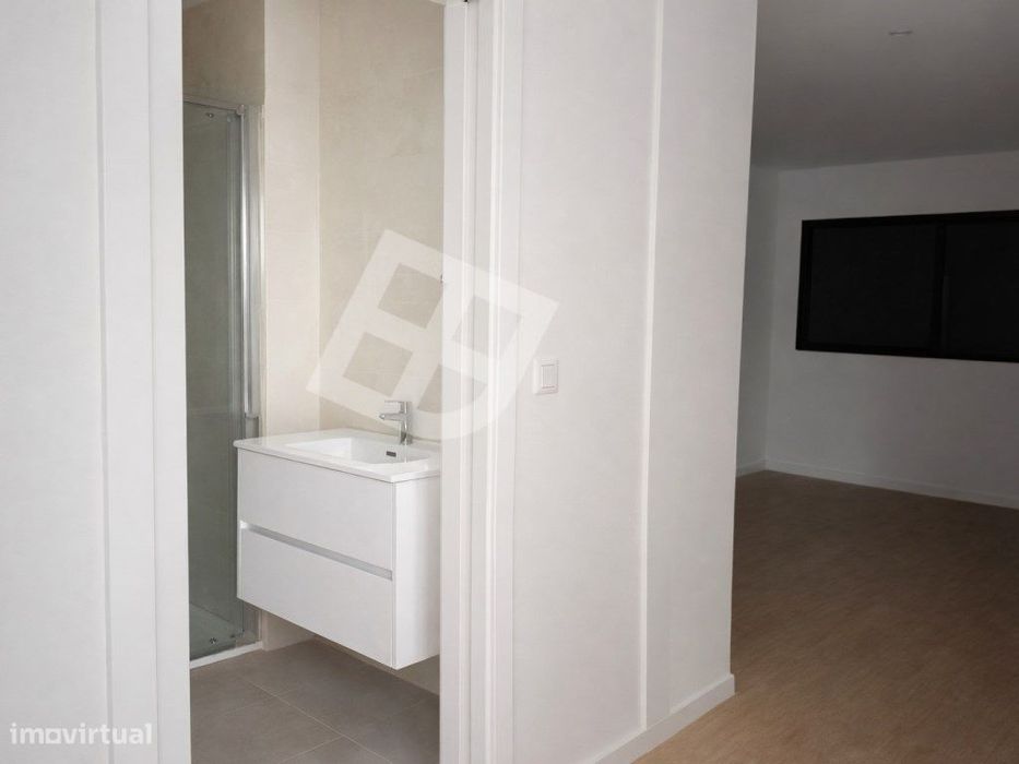 Apartamento T2 com terraço - Centro de Esgueira