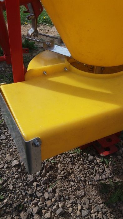 Przystawka sadownicza rzędowa do rozsiewacza nawozowego NOWA kompletna