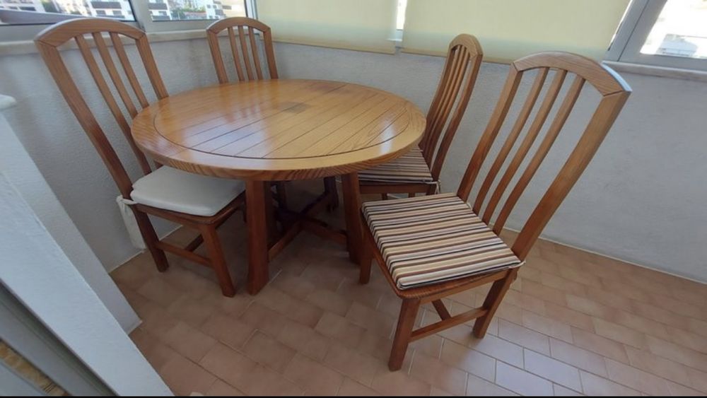 Mesa e cadeiras Cerne