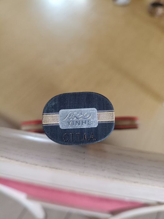 Ракетку для настільного тенісу