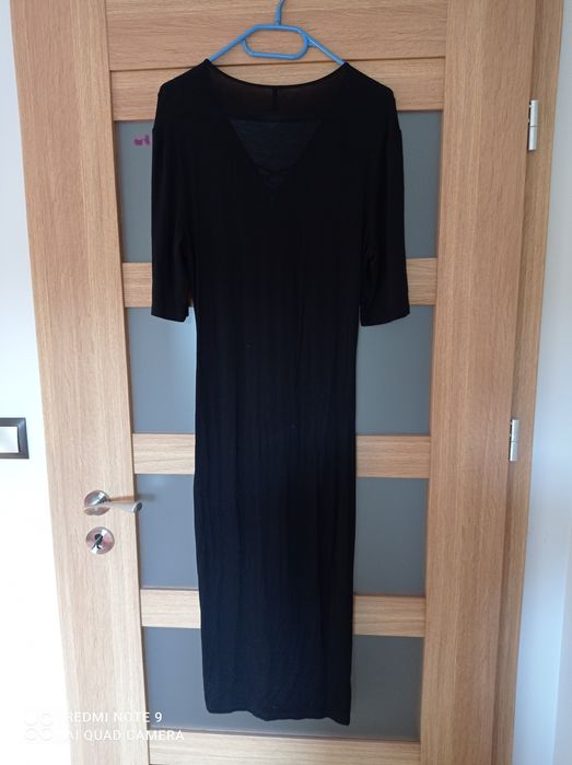 Czarna sukienka.