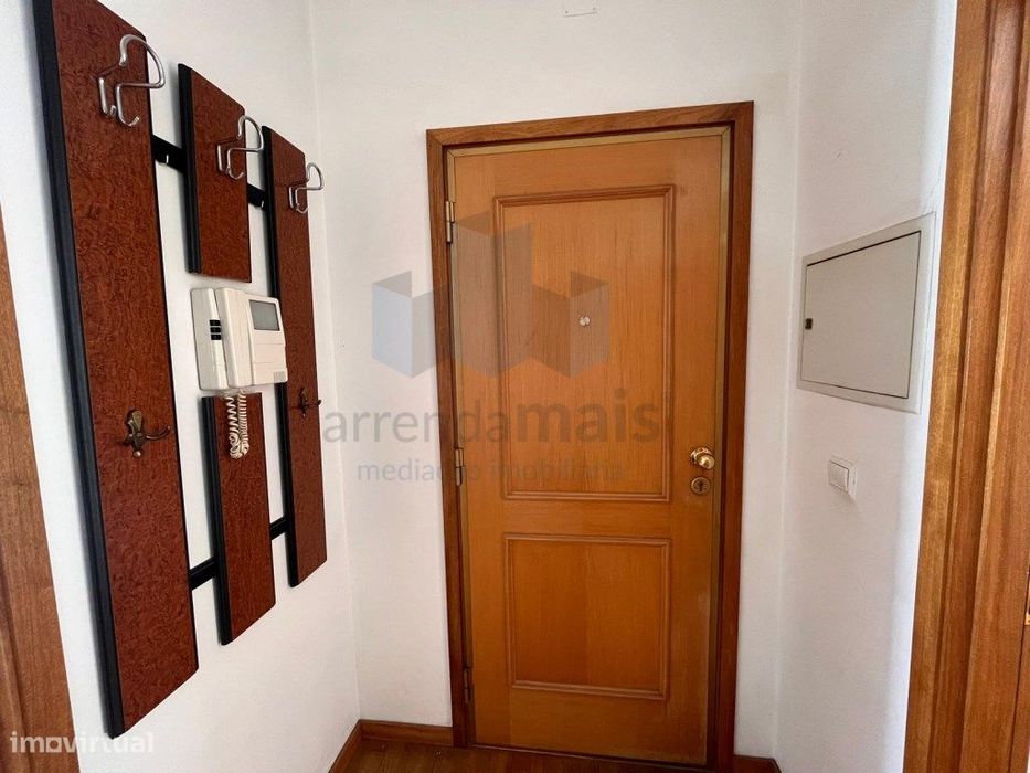 Arrenda-se apartamento T1 Santa Clara, junto Convento S. Francisco