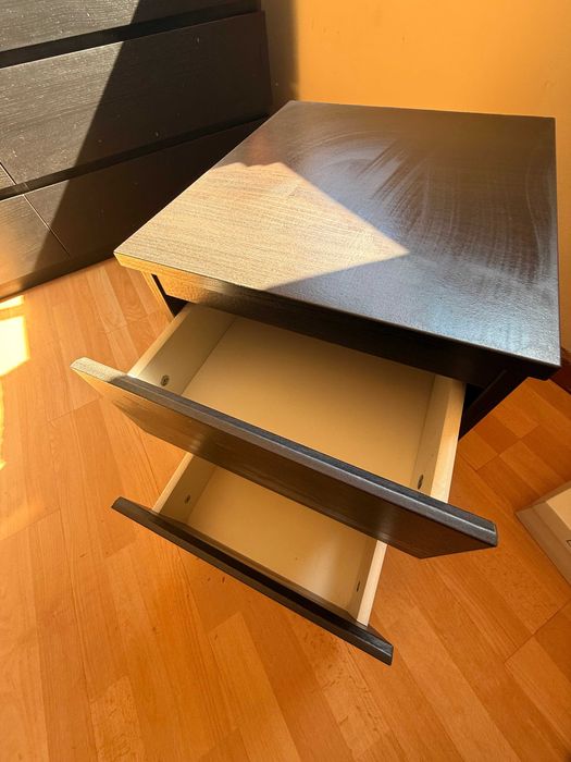 Mesa de cabeceira com 2 gavetas
