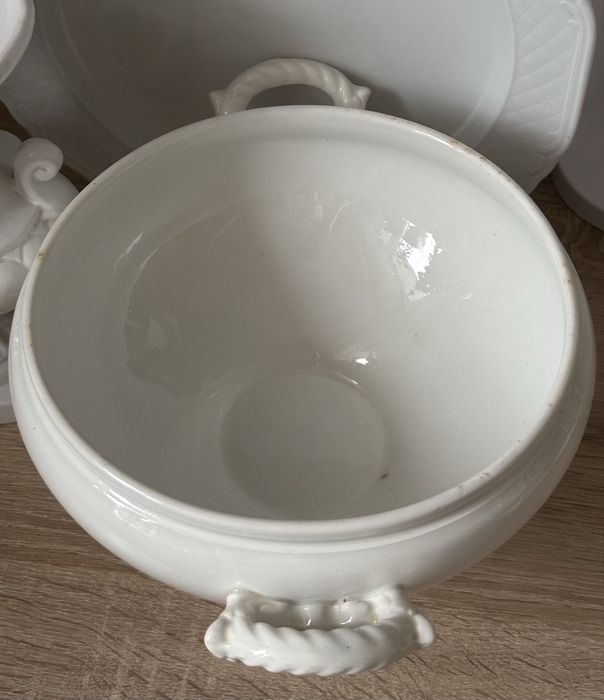 Biała waza do zupy na nóżce