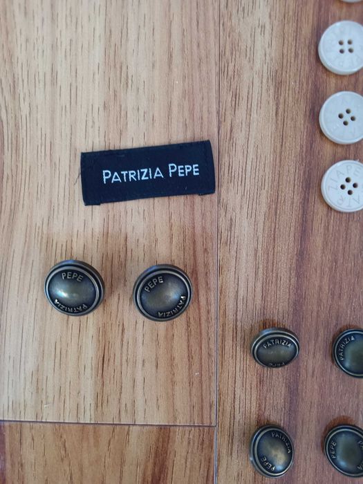 Oryginalne guziki Patrizia Pepe z wysokiej jakości tworzywa