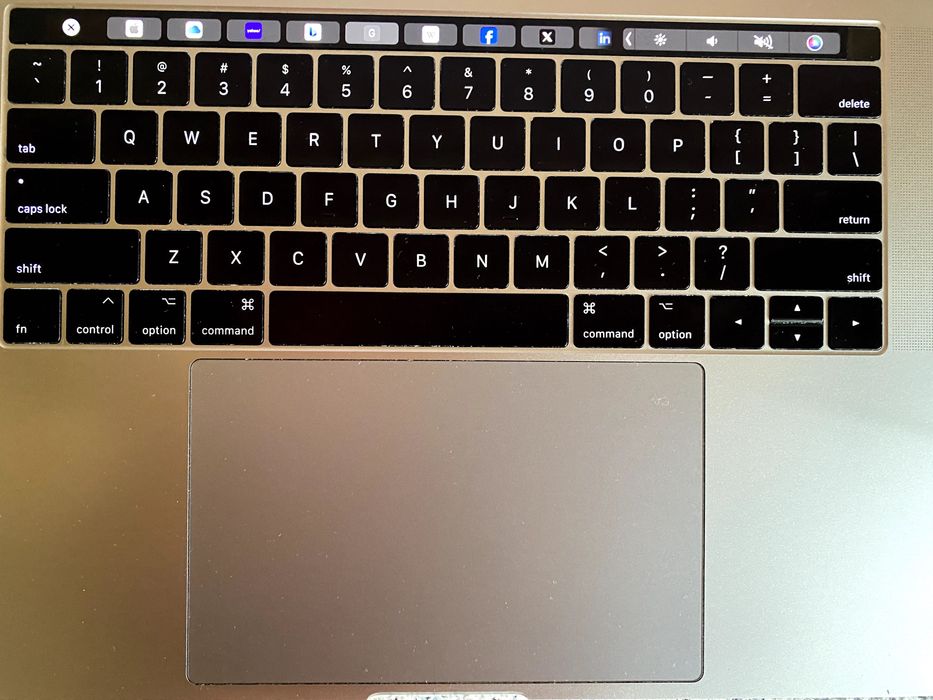 Macbook pro 2017 15 inch core i7 2.9ghz 16gb ram 512gb ssd