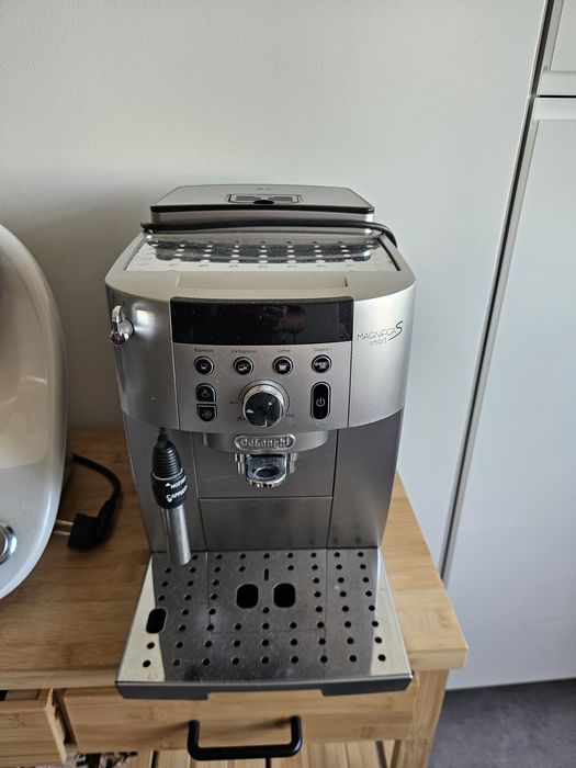 Máquina de Café Automática DELONGHI Tz60003