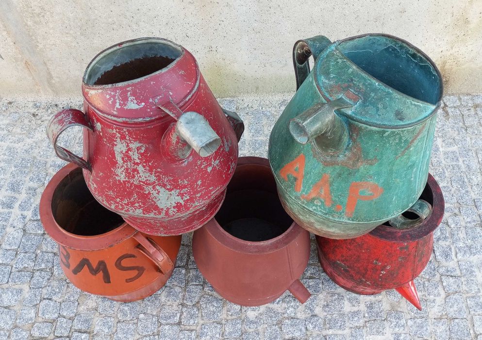 Antigos almudes cântaros em chapa pintados