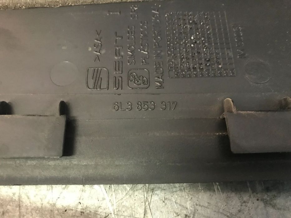 ACABAMENTO EXTERIOR PILAR PORTA SEAT IBIZA 6L - ESQUERDO  6L3853317 /