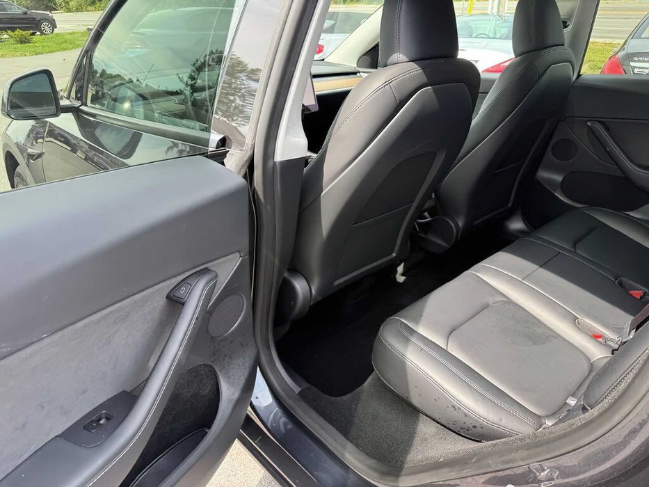 Tesla Model Y Long Range      2025