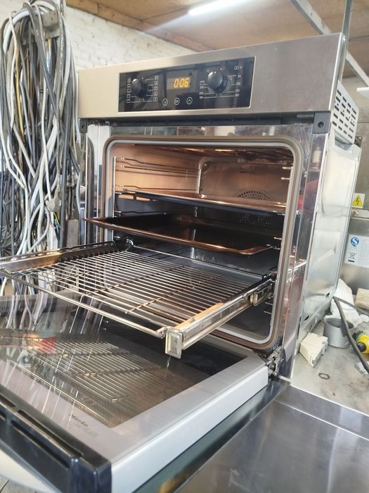 Духова шафа Miele H4710B.