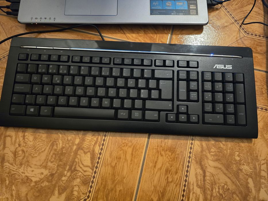 Computador portátil ASUS com teclado rato colunas
