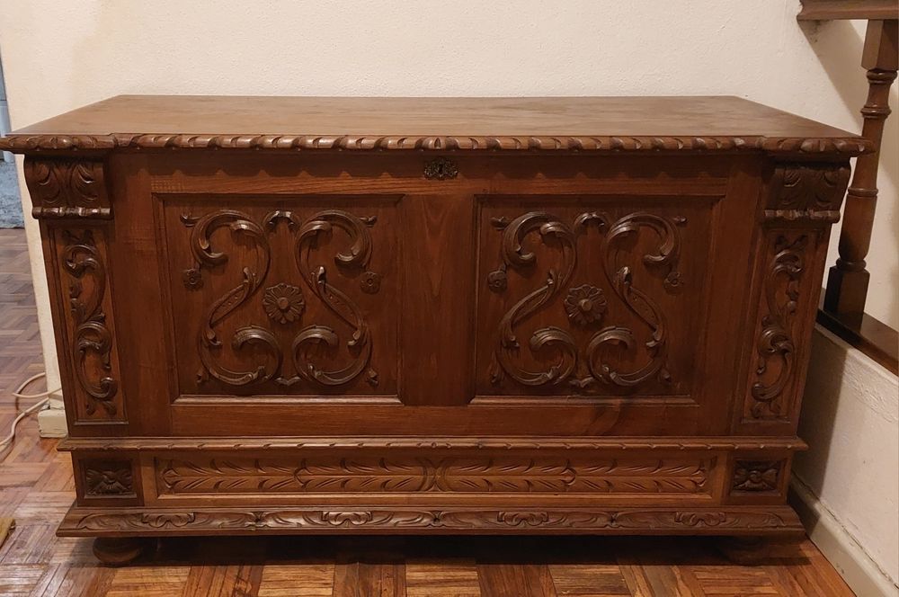 Arca renascença, talha manual, madeira castanho