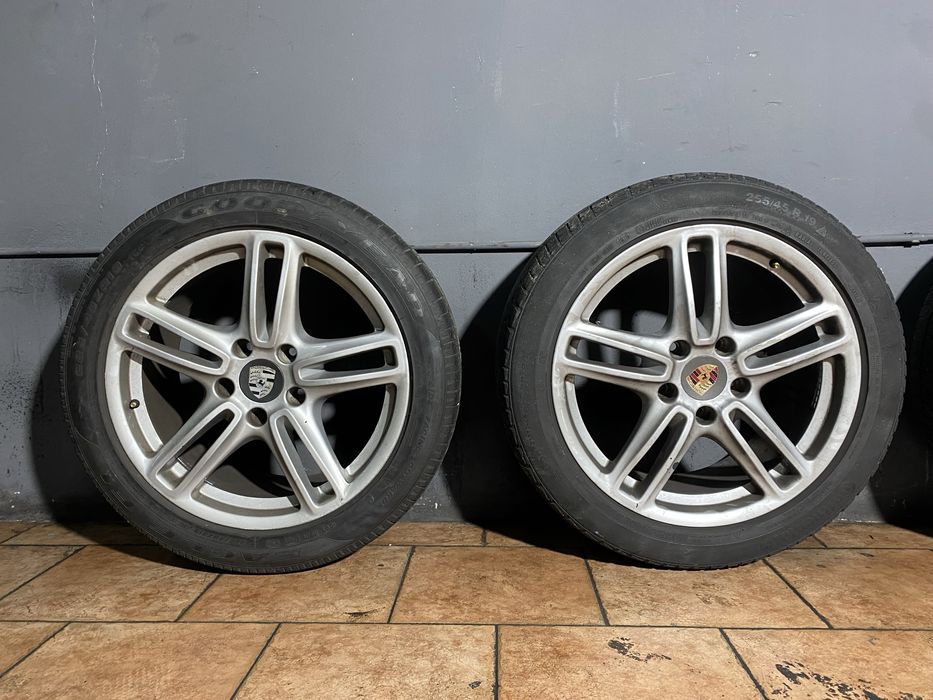 Conjunto 4 jantes originais PORSCHE R19 com pneus. Furação 5x130. Jantes em muito bom estado.