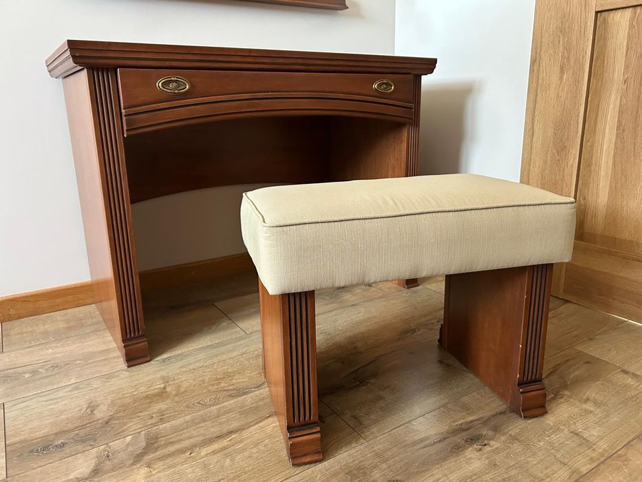 Toaletka z lustrem i pufą. Polecam!