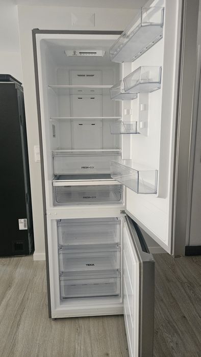 Frigorífico Combinado Teka Inox (No Frost) usado em muito bom estado.