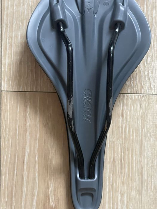 części rowerowe : siodełko giant i błotnik rowerowy dashblade