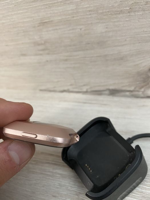 Smartwatch fitbit z stacja ładujaca