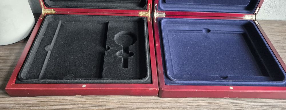Dwie solidne kasety na monety z serii " złote monety święta "