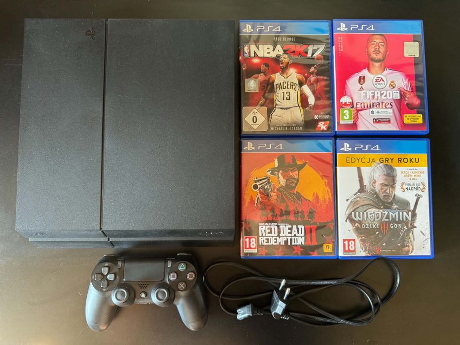 Play station 4 1Gb pad plus 4 hry