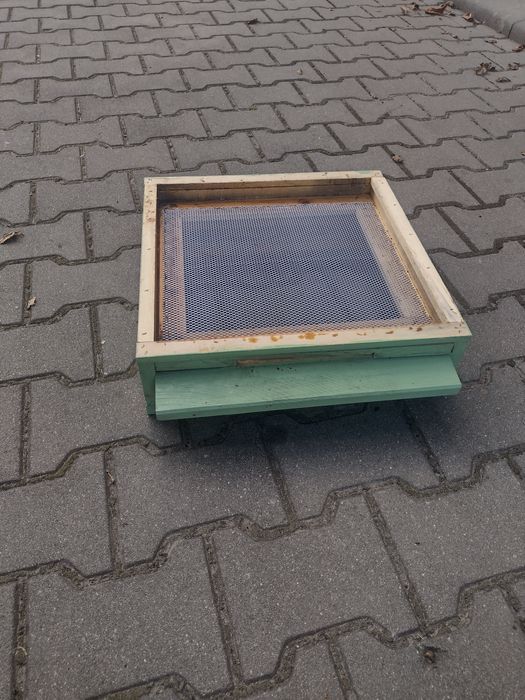 3 Ule wielkopolskie 10 ramkowe z pszczołami. pszczołami