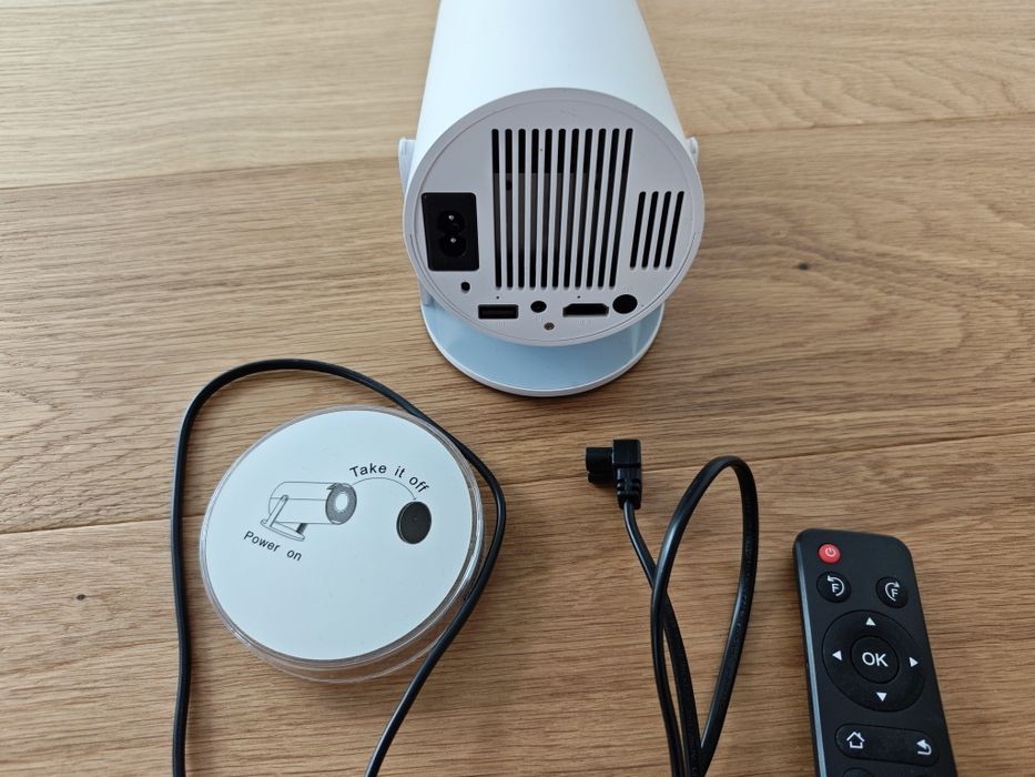Projektor multimedialny, rzutnik, Smart TV HY300