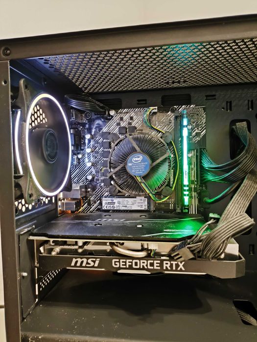 Computador torre gaming.