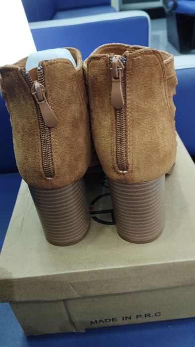 Botins novos. Tam. 35. Côr camel