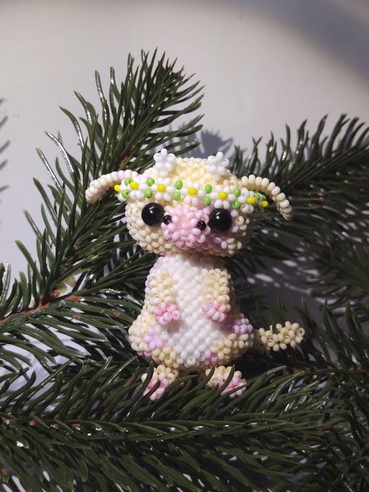 Коровка з бісеру. Ручная работа