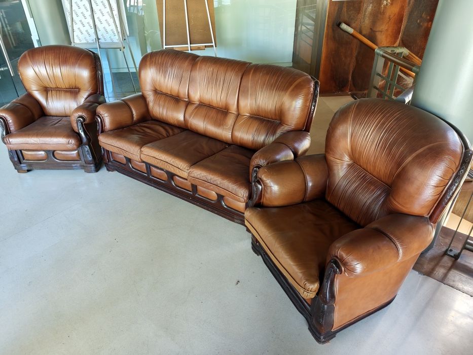 Vendo sofá cama com 2 poltronas. Pele genuína.