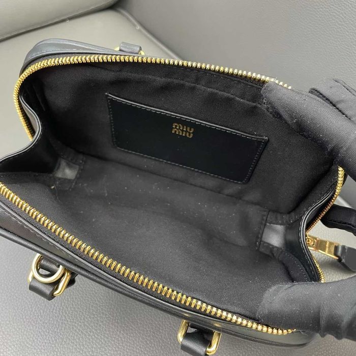 MiuMiu Czarna Torebka - Antykwa Inspiracja i Elegancja