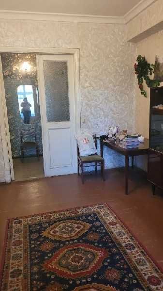 Продається 2-о кімнатна СТАЛІНКА  вул. НЕЗАЛЕЖНОЇ  УКРАЇНИ 3/5