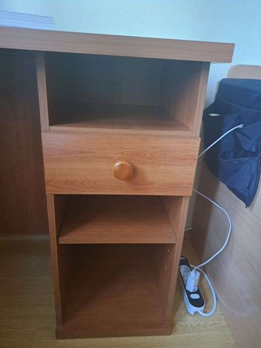 Cadeira e secretária escolar