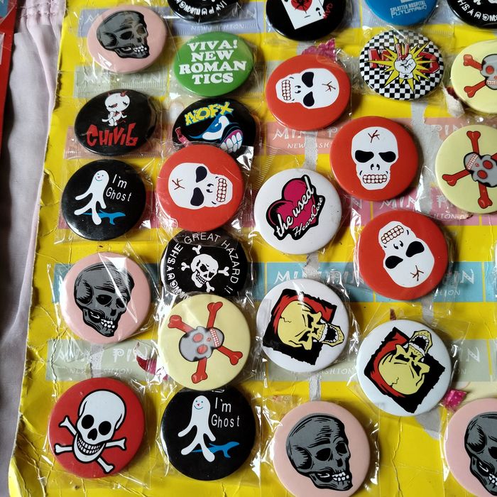 Продам значки різних тематик