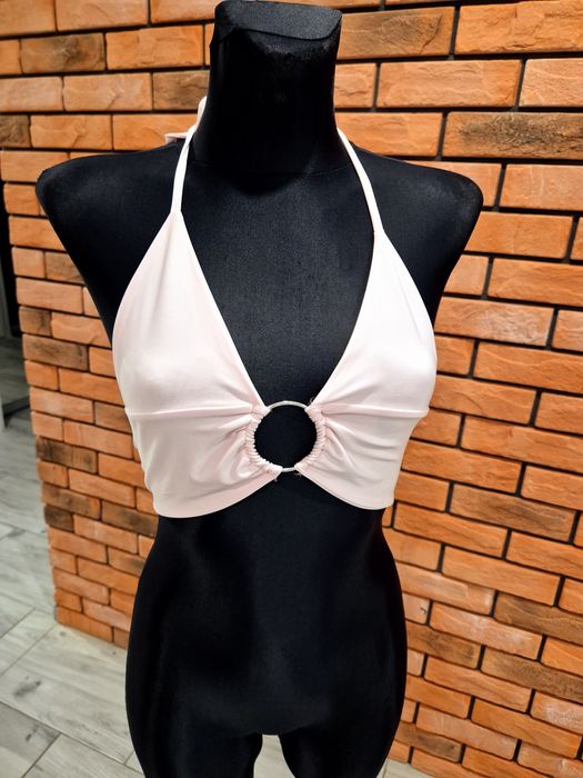 Top z odkrytymi plecami