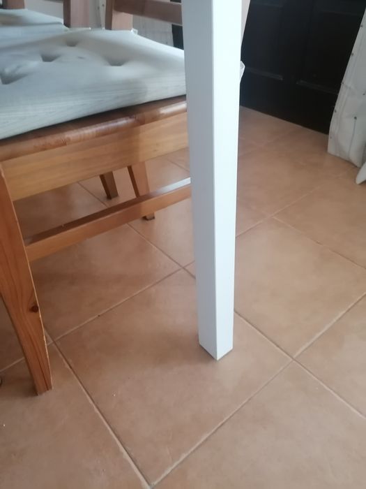 Mesa de jantar em madeira