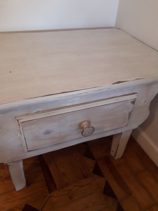 mesa de apoio pintada