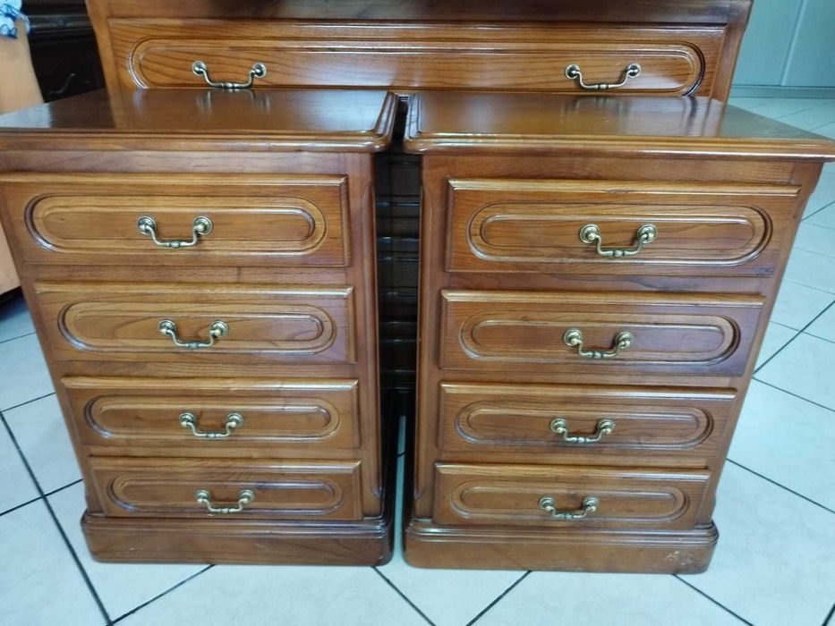 Cama de solteiro, cómoda, mesinhas de cabeceira e espelho