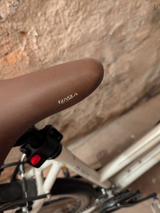 rower trekkingowy damski biały brązowe siedzisko bagażnik