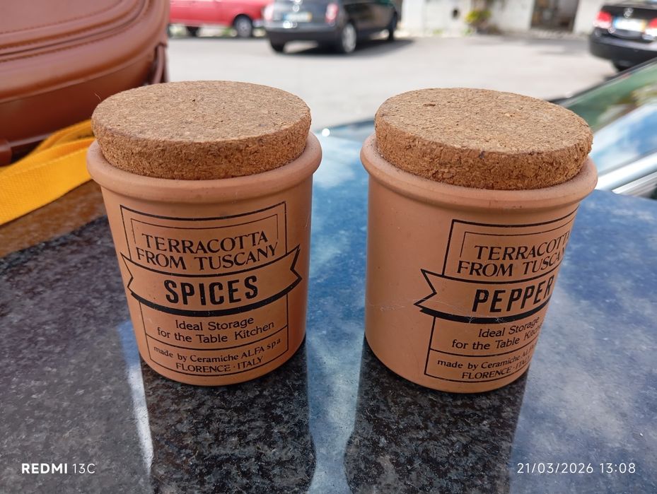 2 Ceramic Jars with Cork Lids446819384071311360