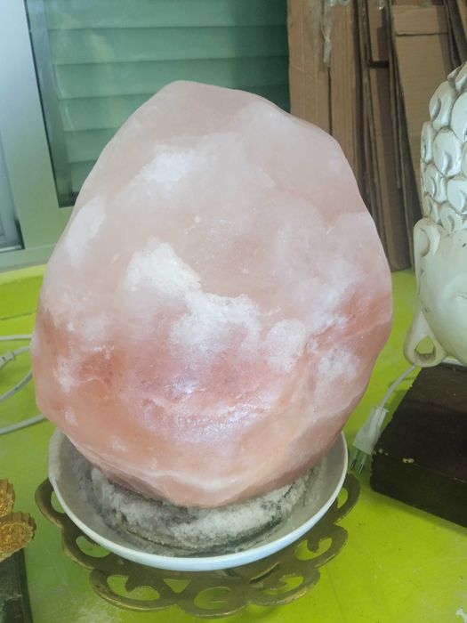 Buda, figuras chinesas, pedra de sal, candeeiro com figura de buda.